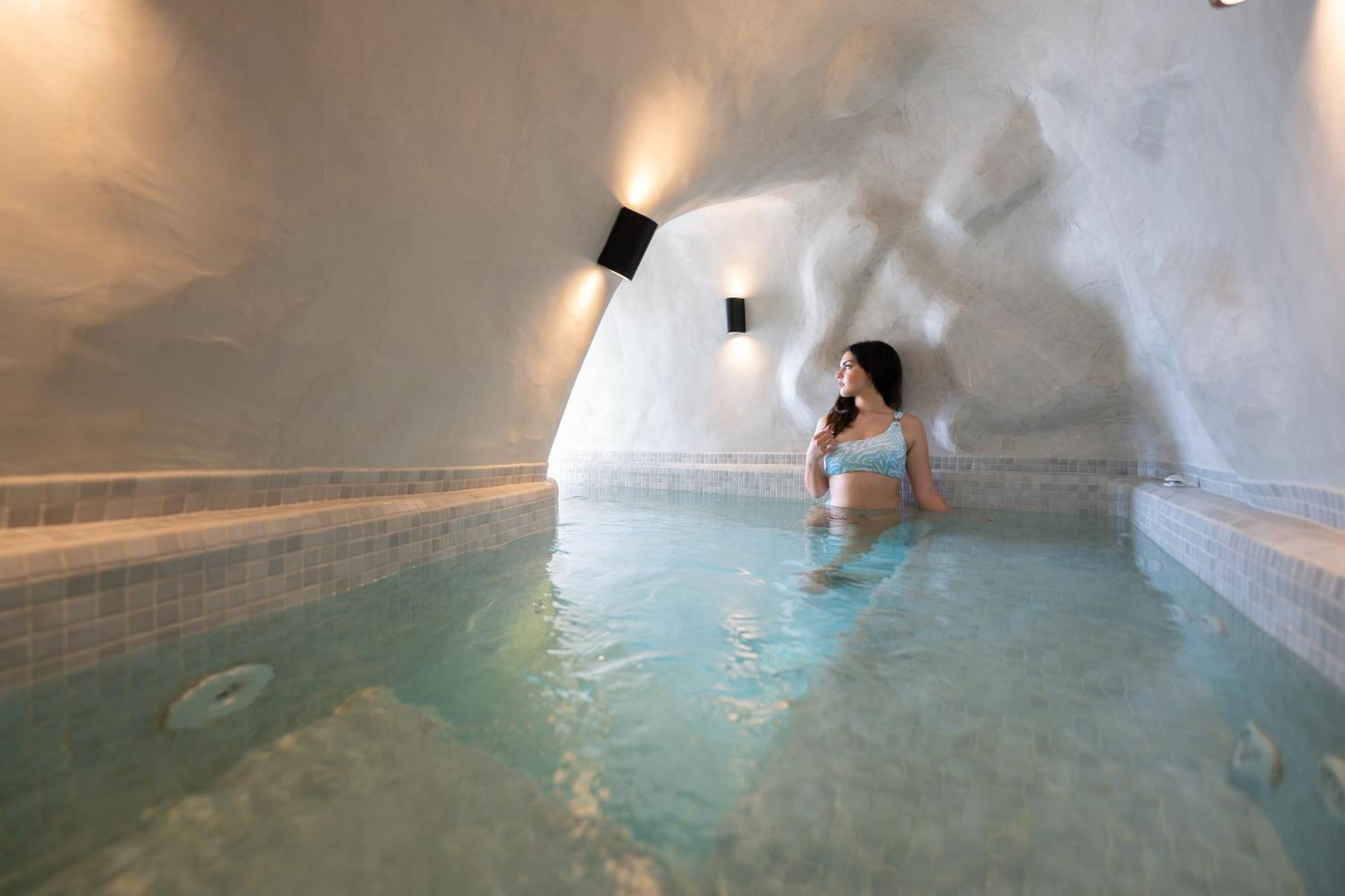 Neoma Luxury Suites Karterados  Dış mekan fotoğraf
