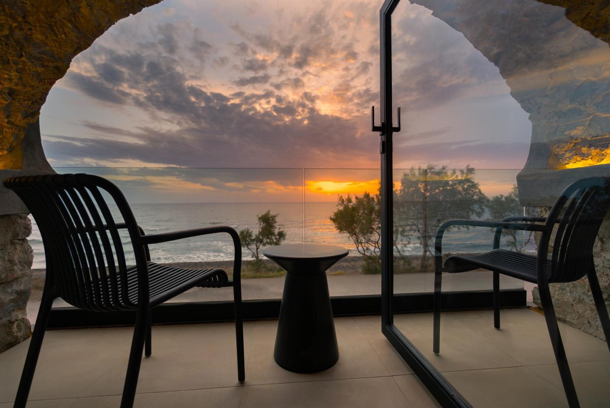 Neoma Luxury Suites Karterados  Dış mekan fotoğraf