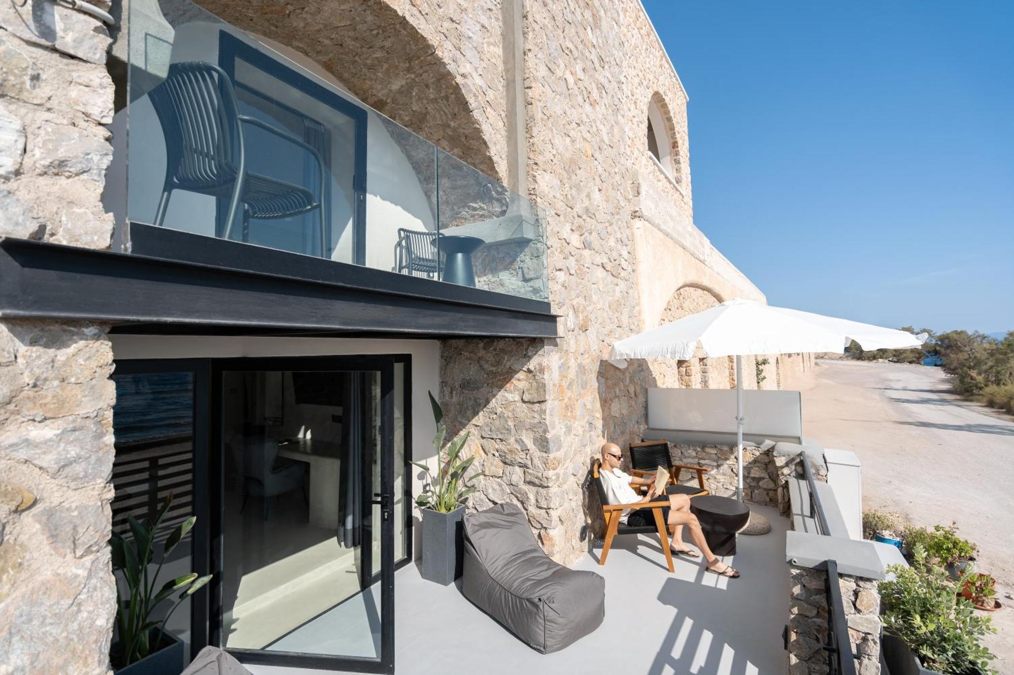 Neoma Luxury Suites Karterados  Dış mekan fotoğraf
