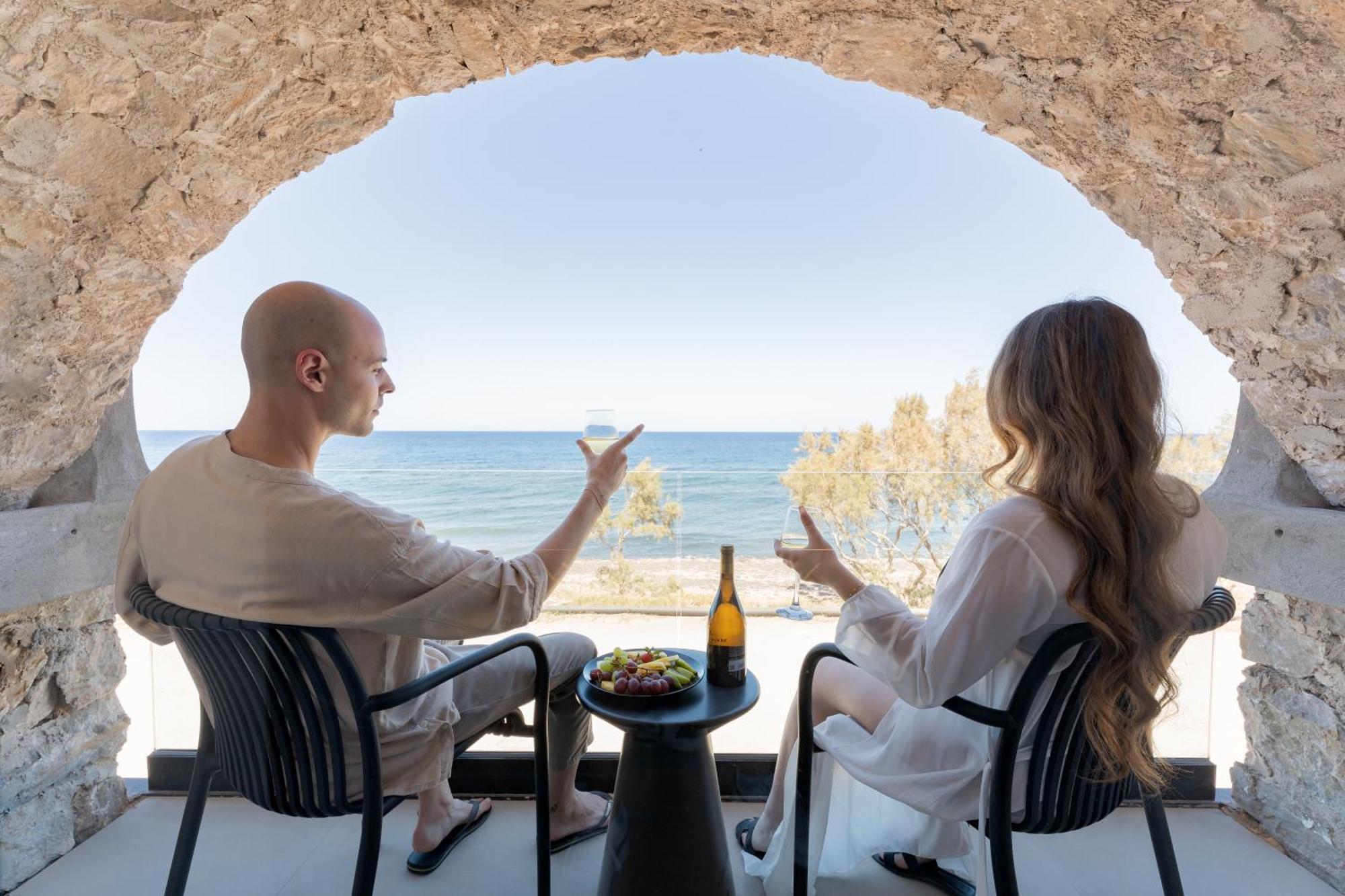 Neoma Luxury Suites Karterados  Dış mekan fotoğraf